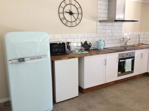 TAKURA HEIGHTS Modern Country Apartment With Pool Access - Accommodation Australia 3