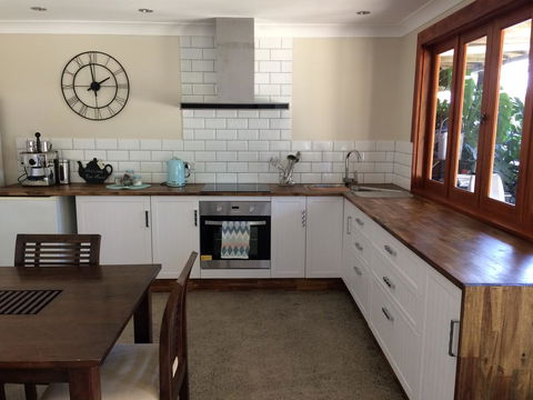 TAKURA HEIGHTS Modern Country Apartment With Pool Access - Accommodation Australia 2