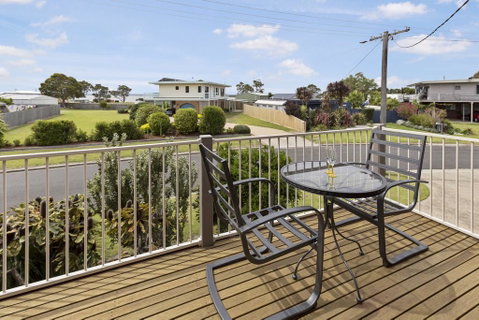 Tanjil - A Stroll From The Water In Paynesville - Accommodation Australia 1