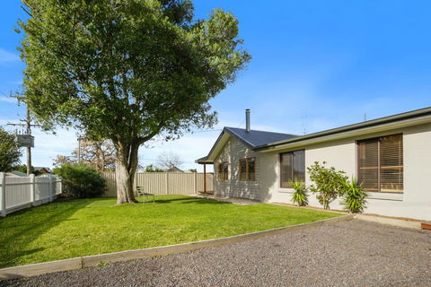 THE ASHMAN HOUSE - Modern And Close To Town - Accommodation Australia 3