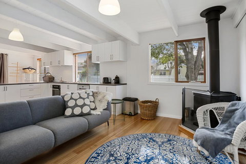 THE ASHMAN HOUSE - Modern And Close To Town - Bed n Breakfasts 1