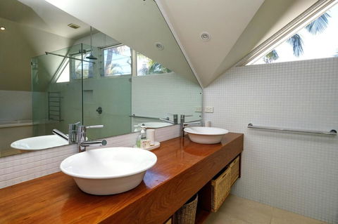 THE BEACH HOUSE - Local Tourism 0