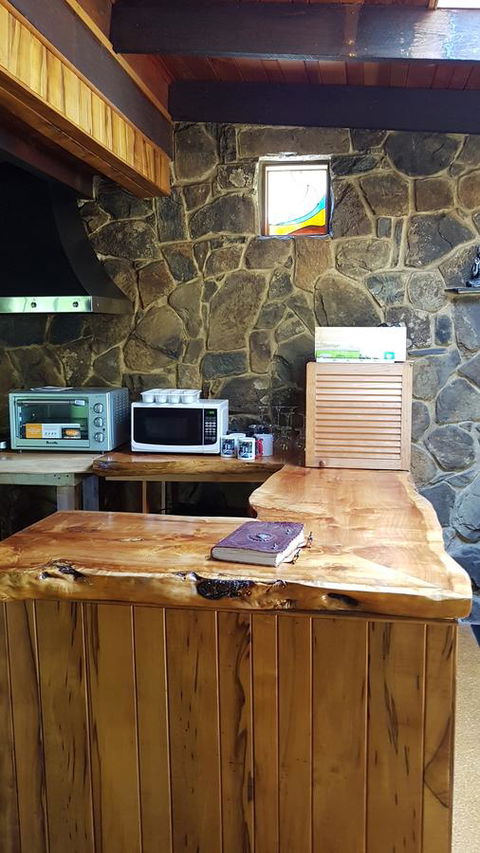 Whispering Hills Retreat - Accommodation Australia 8