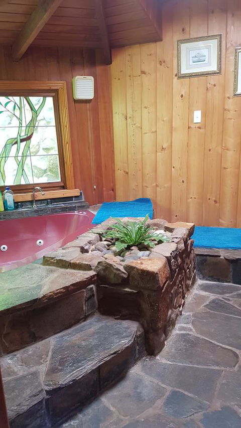 Whispering Hills Retreat - Accommodation Australia 9
