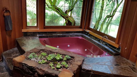Whispering Hills Retreat - Accommodation Australia 4