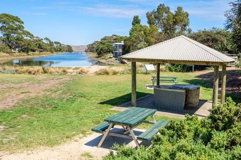 Aqua Beachfront! - Accommodation Australia 4