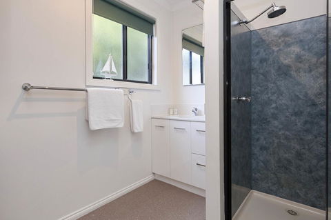 KINGFISHER COTTAGE Beachfront At The Binalong Bay - Accommodation Australia 2