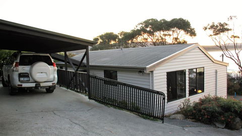 KINGFISHER COTTAGE Beachfront At The Binalong Bay - Accommodation Australia 21
