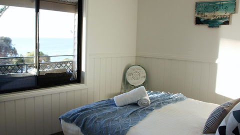 KINGFISHER COTTAGE Beachfront At The Binalong Bay - Accommodation Australia 11