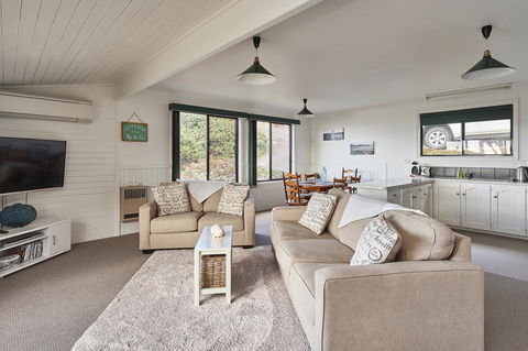 KINGFISHER COTTAGE Beachfront At The Binalong Bay - Accommodation Australia 4