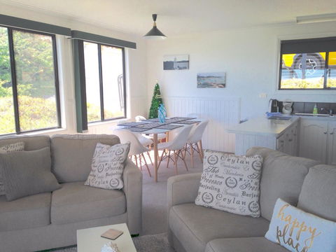 KINGFISHER COTTAGE Beachfront At The Binalong Bay - Accommodation Australia 24