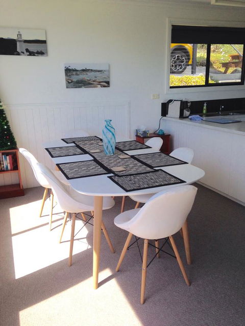 KINGFISHER COTTAGE Beachfront At The Binalong Bay - Accommodation Australia 14