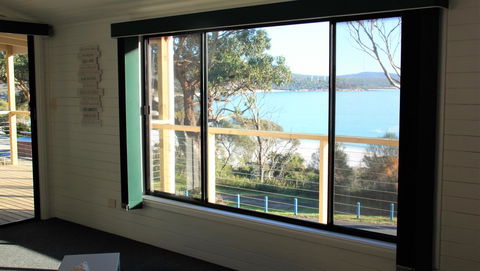 KINGFISHER COTTAGE Beachfront At The Binalong Bay - Accommodation Australia 13