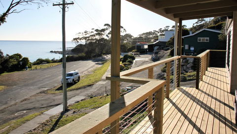 KINGFISHER COTTAGE Beachfront At The Binalong Bay - Accommodation Australia 9