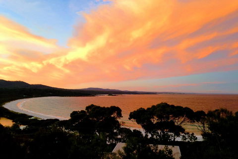 DOLPHIN LOOKOUT COTTAGE - Amazing Views Of The Bay Of Fires - Accommodation Australia 0