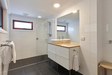 DOLPHIN LOOKOUT COTTAGE - Amazing Views Of The Bay Of Fires - Accommodation Australia 2