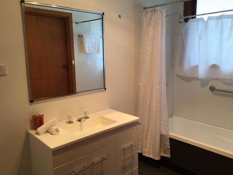 Regatta Point Tavern & Holiday Villas - Accommodation Australia 3