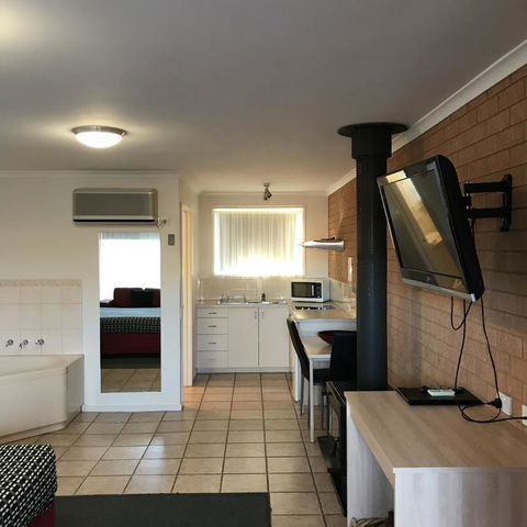 Beachcomber Motel & Apartments - Australia Shopping 5