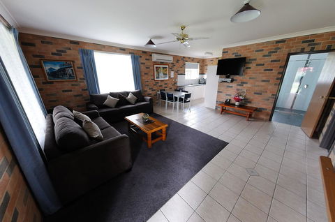 Greenvale Holiday Units - Accommodation Australia 3