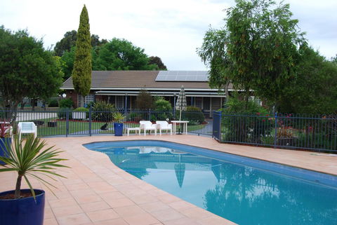 Greenvale Holiday Units - Accommodation Australia 6