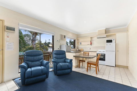 Allambi Holiday Apartments - Australia Shopping 9