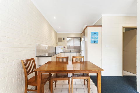 Allambi Holiday Apartments - Australia Shopping 1
