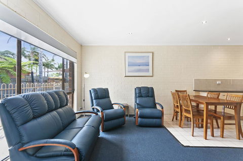 Allambi Holiday Apartments - Australia Shopping 3