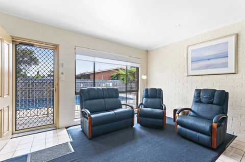 Allambi Holiday Apartments - Australia Shopping 13