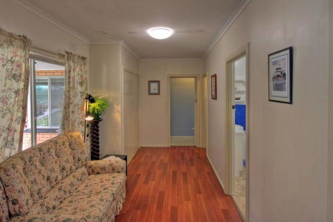 Jacaranda House - Australia Shopping 5