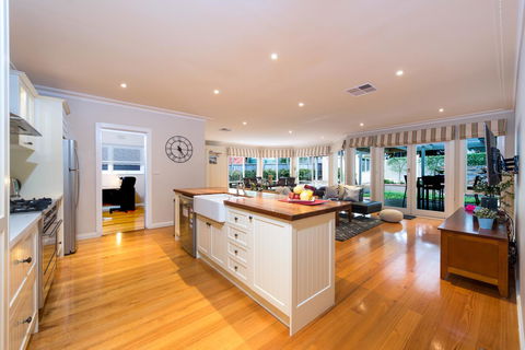 Lovely 5BR Full House In Glen Waverley, Walk To Train, Bus & Shops - Accommodation Australia 3