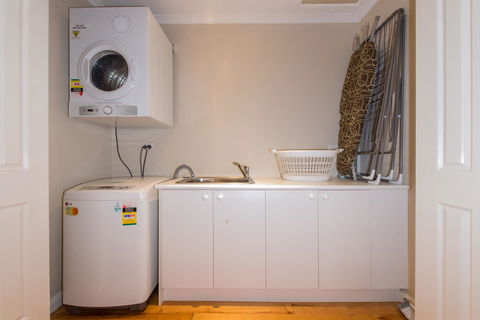 Lovely 5BR Full House In Glen Waverley, Walk To Train, Bus & Shops - Accommodation Australia 12