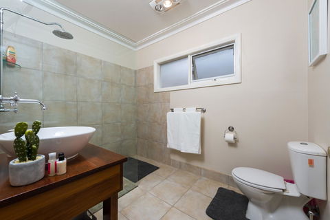 Lovely 5BR Full House In Glen Waverley, Walk To Train, Bus & Shops - Accommodation Australia 6
