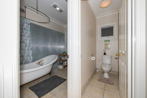 Lovely 5BR Full House In Glen Waverley, Walk To Train, Bus & Shops - Accommodation Australia 11