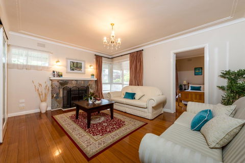 Lovely 5BR Full House In Glen Waverley, Walk To Train, Bus & Shops - Accommodation Australia 14