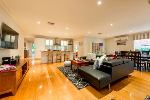 Lovely 5BR Full House In Glen Waverley, Walk To Train, Bus & Shops - Accommodation Australia 1