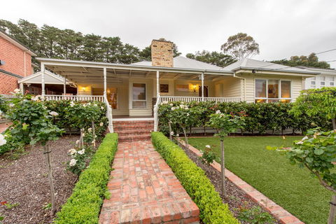Lovely 5BR Full House In Glen Waverley, Walk To Train, Bus & Shops - Accommodation Australia 16