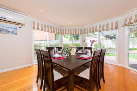 Lovely 5BR Full House In Glen Waverley, Walk To Train, Bus & Shops - Accommodation Australia 4