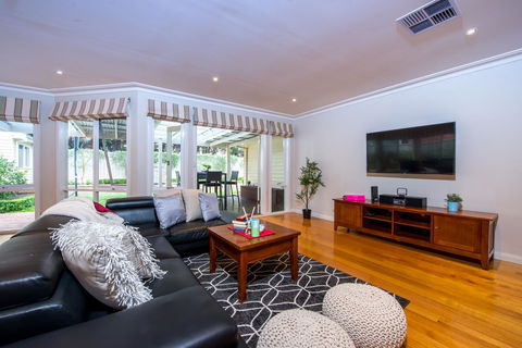 Lovely 5BR Full House In Glen Waverley, Walk To Train, Bus & Shops - Accommodation Australia 15