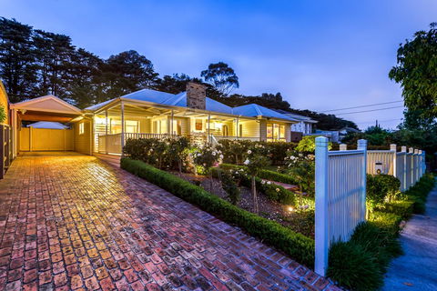 Lovely 5BR Full House In Glen Waverley, Walk To Train, Bus & Shops - Accommodation Australia 0