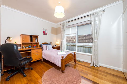 Lovely 5BR Full House In Glen Waverley, Walk To Train, Bus & Shops - Accommodation Australia 7
