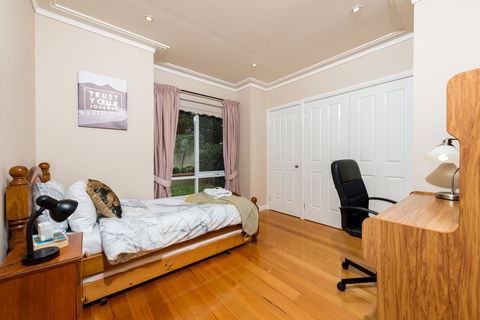 Lovely 5BR Full House In Glen Waverley, Walk To Train, Bus & Shops - Accommodation Australia 9