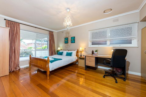 Lovely 5BR Full House In Glen Waverley, Walk To Train, Bus & Shops - Accommodation Australia 10