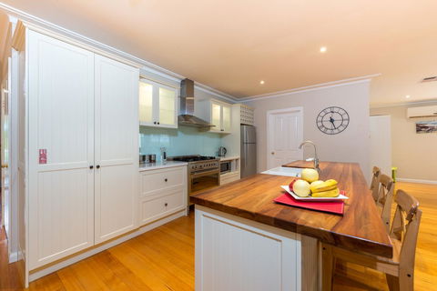 Lovely 5BR Full House In Glen Waverley, Walk To Train, Bus & Shops - Accommodation Australia 2