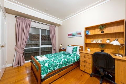 Lovely 5BR Full House In Glen Waverley, Walk To Train, Bus & Shops - Accommodation Australia 8