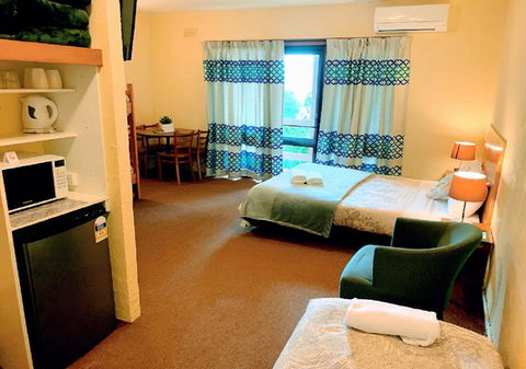 Mountain Creek Motel Bar & Restaurant - Local Tourism 7
