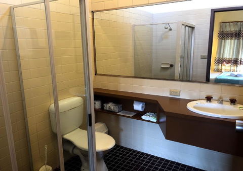 Mountain Creek Motel Bar & Restaurant - Local Tourism 9