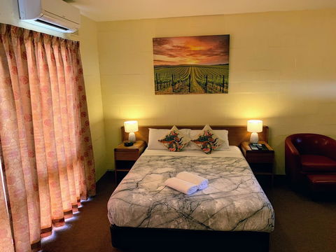 Mountain Creek Motel Bar & Restaurant - Local Tourism 1