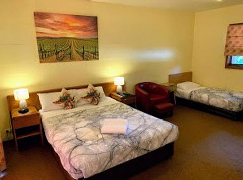 Mountain Creek Motel Bar & Restaurant - Local Tourism 27