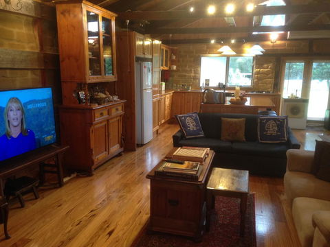 Mud Hollow Barn - Local Tourism 13