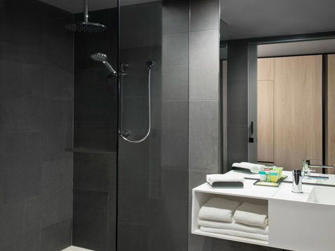 Vibe Hotel Melbourne Docklands - Accommodation Australia 16